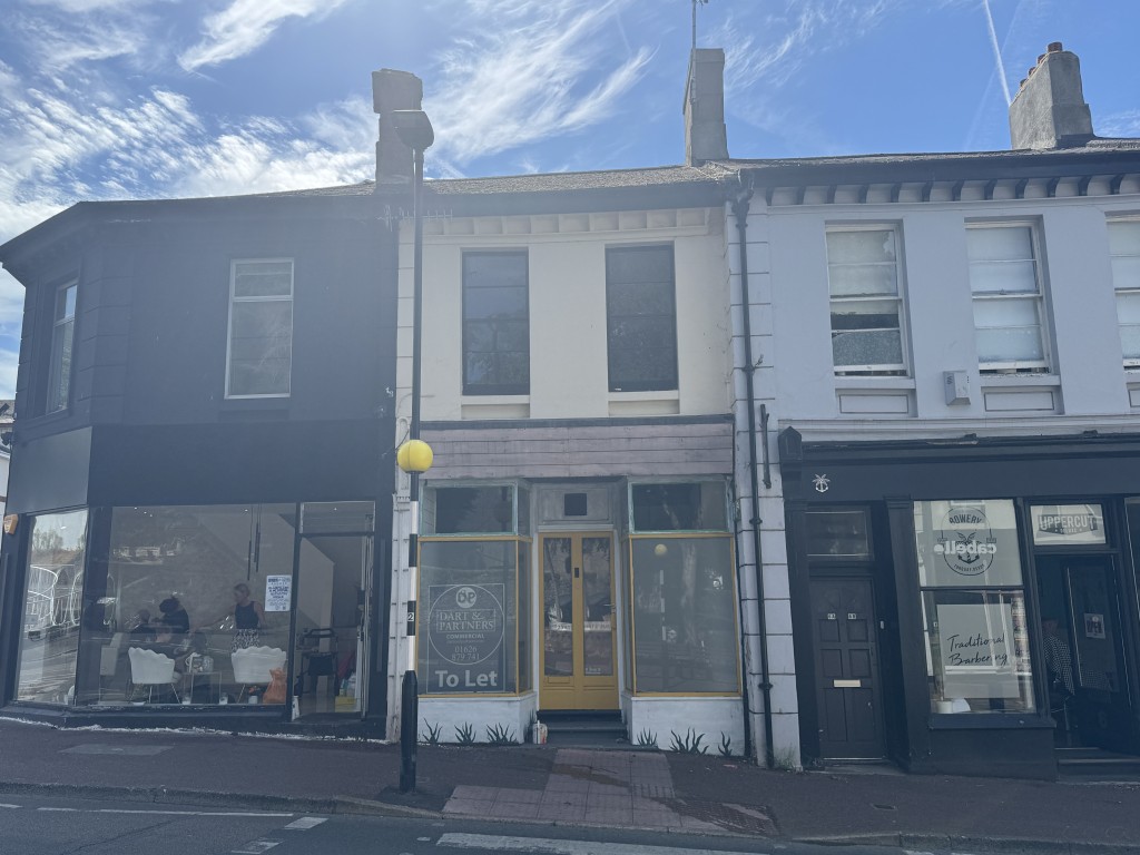 Lot: 117 - COMMERCIAL PROPERTY FOR INVESTMENT OR OCCUPATION IN POPULAR LOCATION - Front of the property